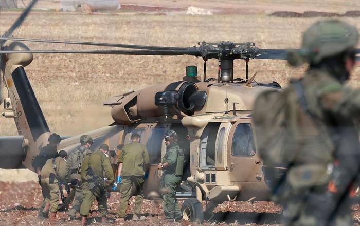 当地时辰2023年7月3日，约旦河西岸北部穆盖比拉，以色列部队用一架黑鹰直升机疏散又名受伤的士兵。