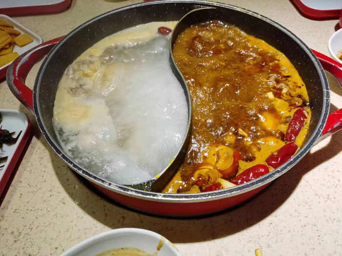 林立跟相亲对象一起吃火锅，图源受访者