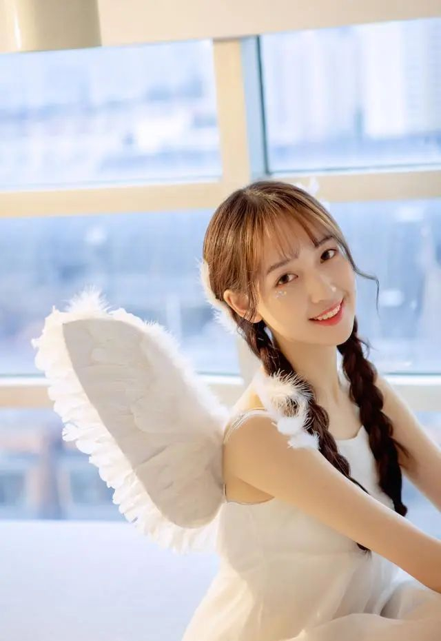 求婚钻石好大,曾与吴亦凡闹绯闻|秦牛正威|绯闻|吴亦凡_新浪新闻