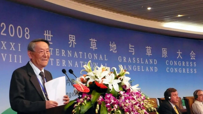 2008年，任继周参加世界草地与草原大会，明确提出，发展“草地农业”是解决中国“食物安全”的长久之策。供图/受访者