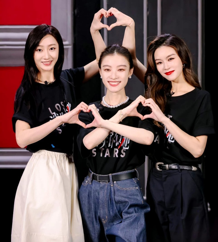 三个美女姐姐一起比心真的好美好养眼呀|倪妮_新浪新闻