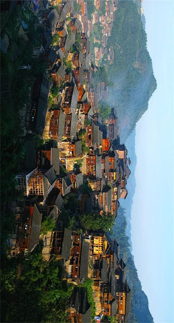 依山而建的吊脚楼，是贵州民族村寨的主角。摄影/杨光才