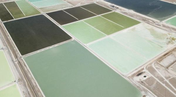 智利阿塔卡玛盐湖的大型蒸发池