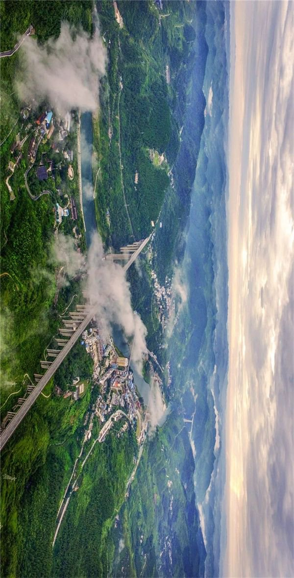 乌江上古今桥梁众多，图为著名的乌江架五桥。摄影/吴东俊