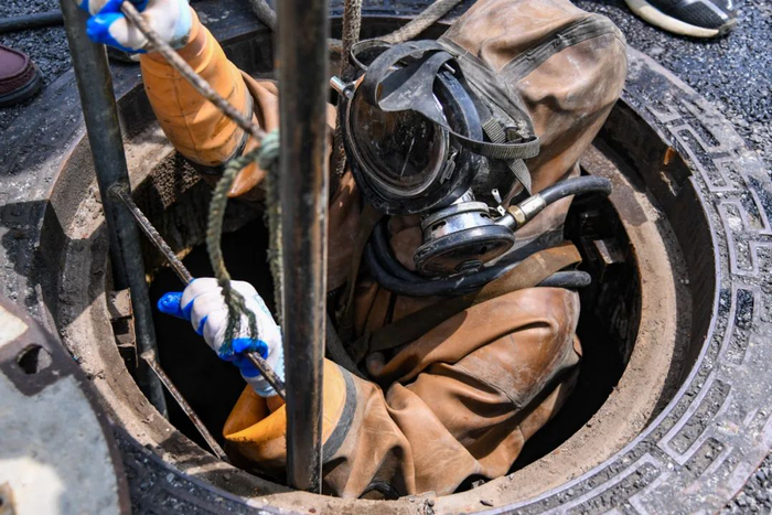 "城市蛙人"在高温中疏通地下"动脉"|上海市|高温_新浪新闻