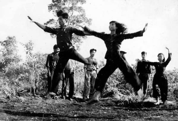 武安庆，《西南战区宣传部组织的歌舞表演课》，1971-1972年，越南