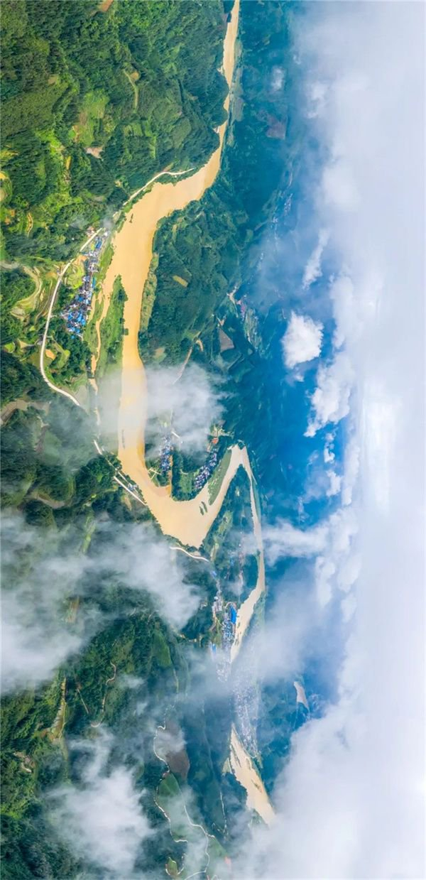 贵州第三级“台阶”上地形地貌复杂，为多元文化打下自然基础。图为苗岭腹地的都柳江。摄影/尹刚