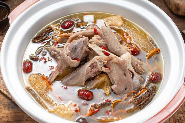 菌菇老鸭汤是一道滋补养生的美食