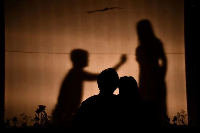 今年6月，医学科普戏剧《99次方缘》在上海上演，展现了癫痫患者像普通人一样工作和婚恋的渴望。图为剧照。