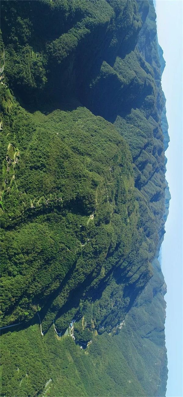 大娄山控扼川黔交通，坐望贵州第二级“台阶”上的黔北腹地。图为大娄山海龙屯全貌。摄影/秦刚