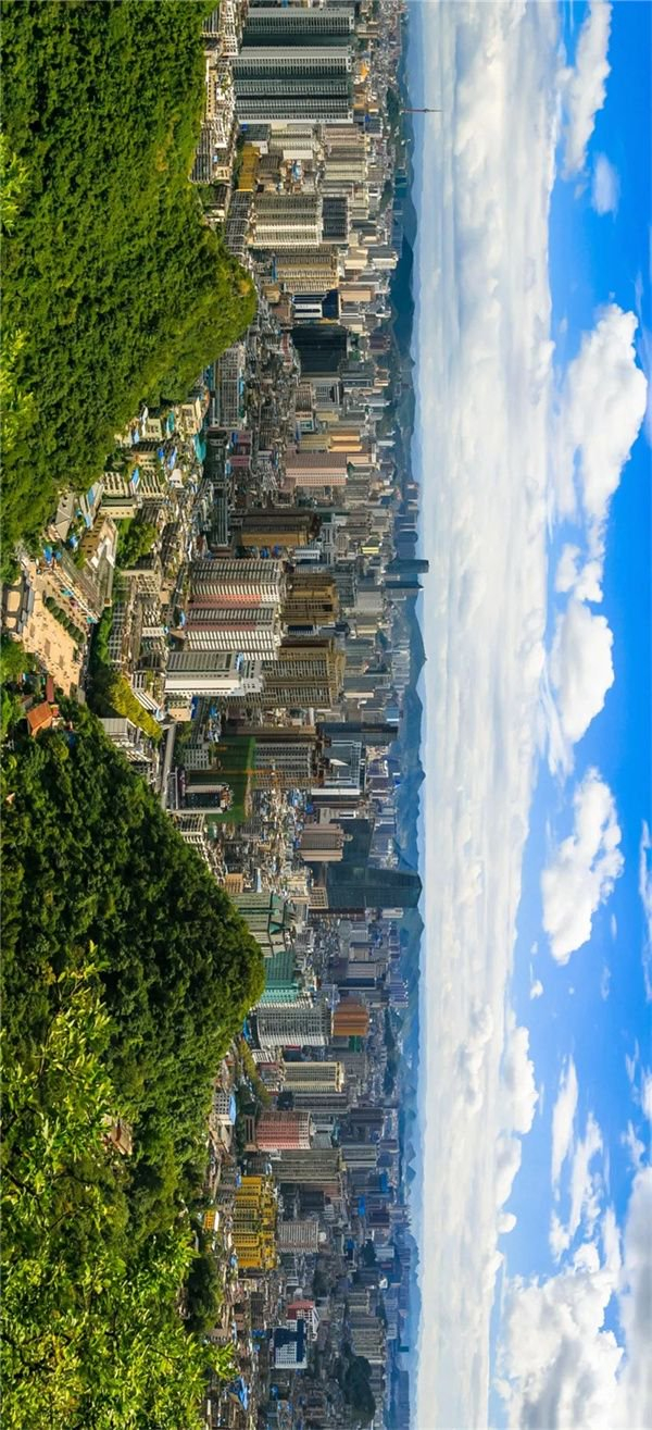 自黔灵山上俯瞰贵阳市区。摄影/李文博