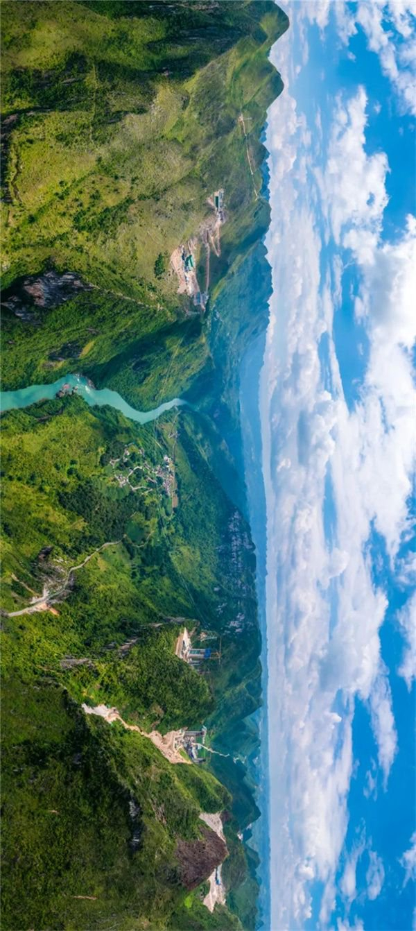 正在修建的未来“世界第一高桥”花江峡谷特大桥。摄影/尹刚