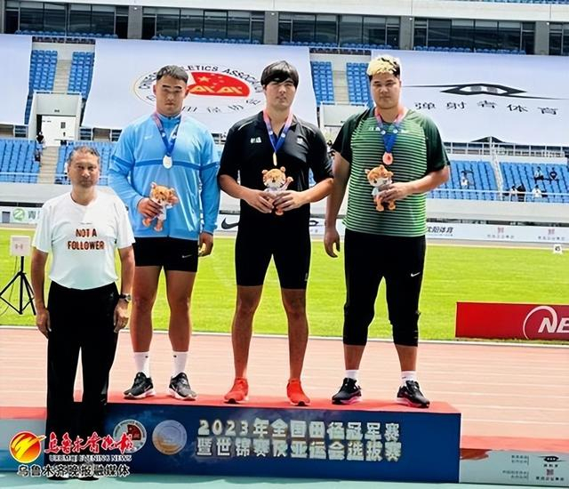 　　赛后，阿卜杜艾尼·图尔贡（右二）和获奖运动员合影。受访者供图