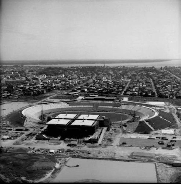 米其林•杜林，《航拍建设中的柬埔寨国家体育馆》，1963年，柬埔寨，收藏：Nausicaa Favart Amouroux