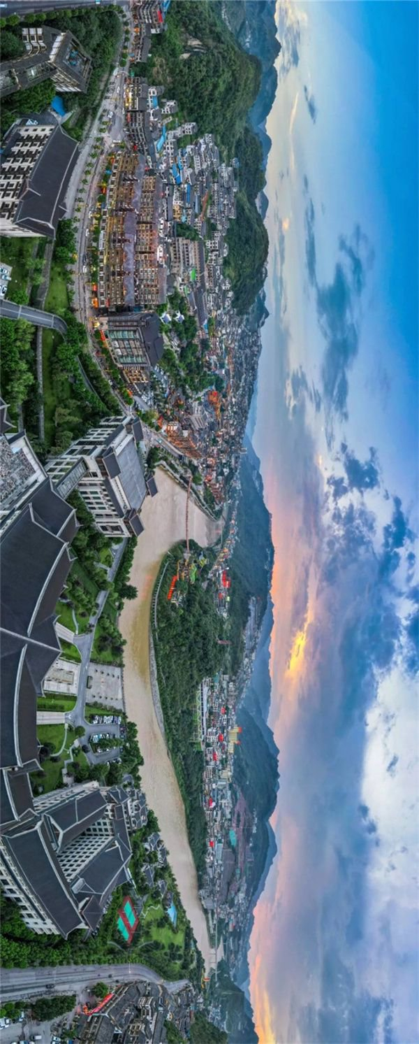 赤水河畔的茅台古镇因川黔盐业贸易而兴起。摄影/哼哼复叽叽