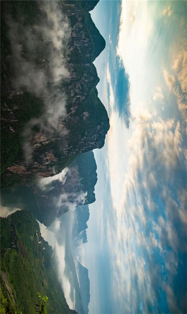 山地不止为贵州带来雄奇的景观，同样是生发文化的基底。图为北盘江大峡谷。摄影/胡云江