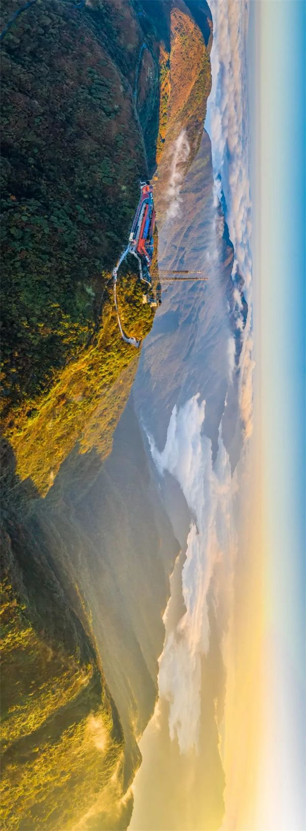 位处榕江、台江、剑河、雷山四县之间的苗岭山脉主峰雷公山，是重要的自然、人文名山。摄影/尹刚