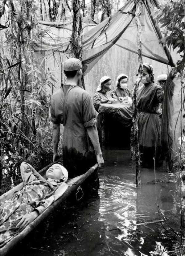 武安庆，《流动的军营门诊》，1970年，越南