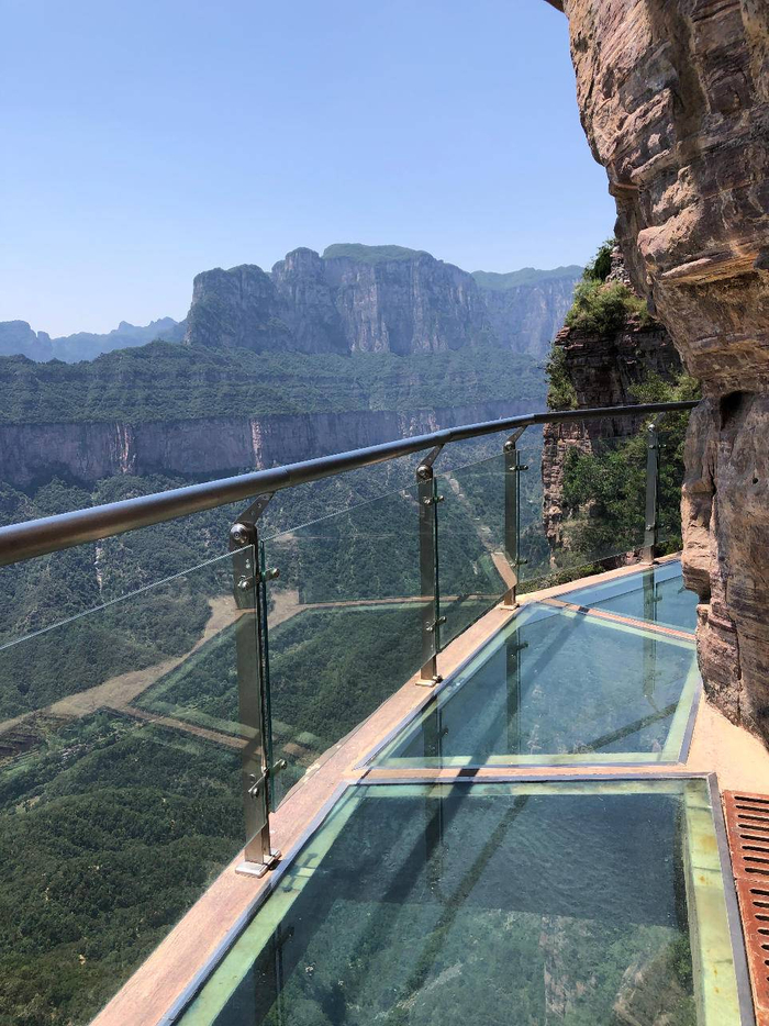 天界山位于河南省新乡市辉县市上八里镇的回龙村,这里山体与峡谷交错