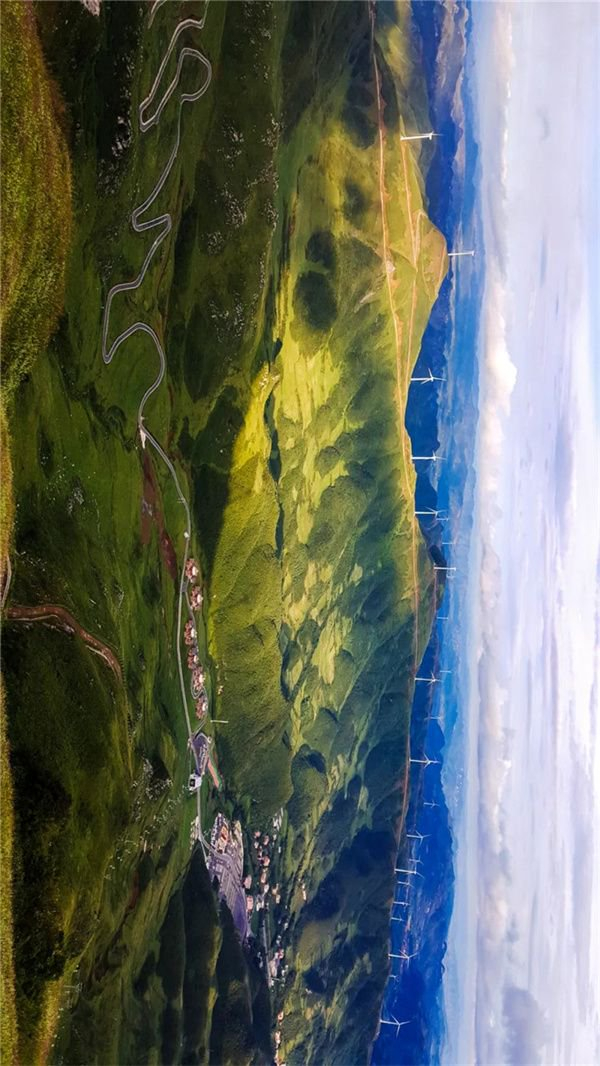 乌蒙山群山起伏，是贵州第一级“台阶”上的主要山脉之一。摄影/廖涛