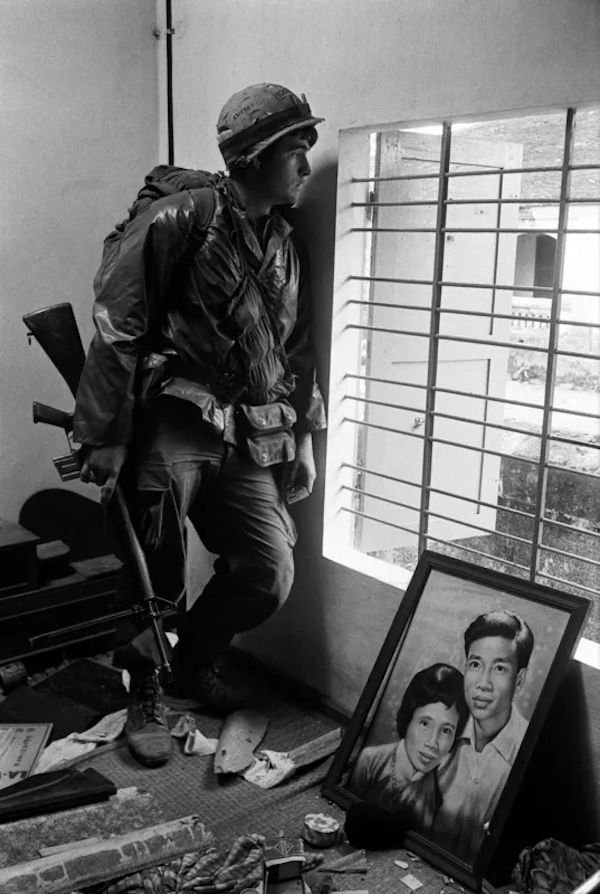 唐•麦库林（Don McCullin），《顺化战役中藏在民宅的海军陆战队士兵》，1968年，越南