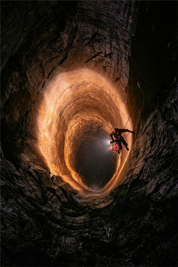 探洞，是具有人文意义的极限运动。摄影/周元杰