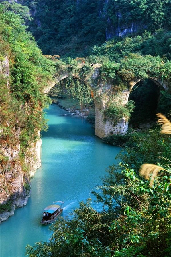 葛镜桥双拱令石桥与山崖浑然一体。供图/贵州省交通运输厅