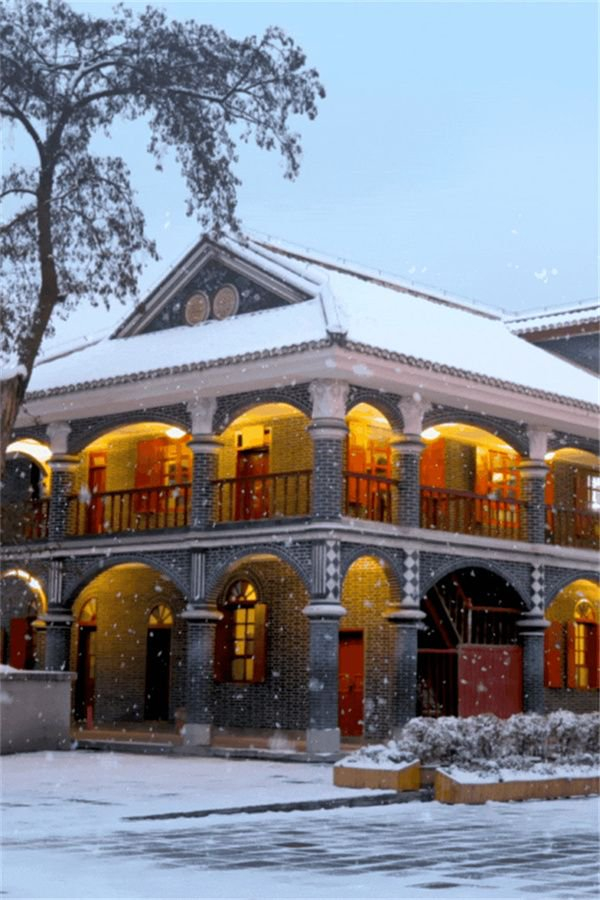 大雪中的遵义会议会址。动图/地道风物视频《神奇贵州如何开启冬游模式》