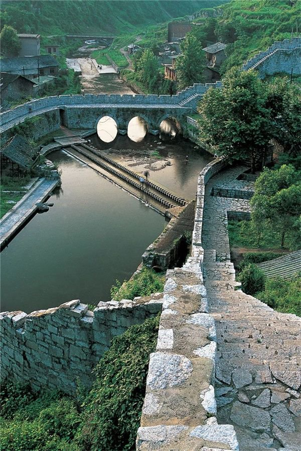 福泉是军屯文化的重地。图为福泉明代古城墙。摄影/卢现艺