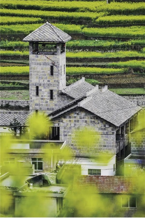 屯堡院落外围墙体以石材修建，院落角部多修建碉楼防御体系。摄影/李立洪