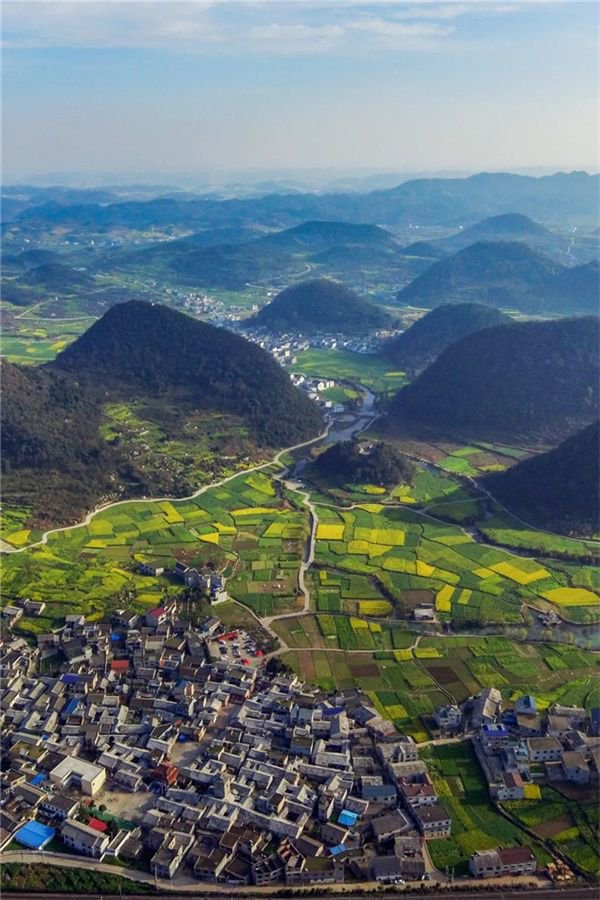 依山傍水，石木并存的安顺屯堡。摄影/吴忠贤