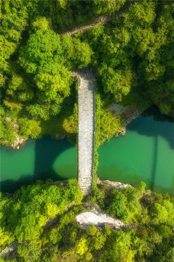 俯瞰葛镜桥，可见桥身拼接的紧密。摄影/张晋铭