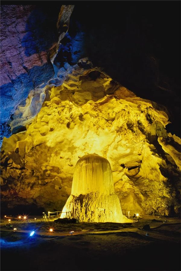 由亿万年时光造就的荔波天钟洞溶洞奇观。摄影/李贵云