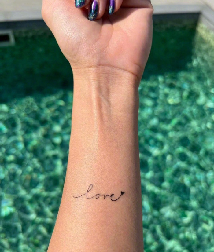 李玟左手纹身是"love"