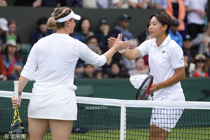 白卓璇赛后和对手致意。