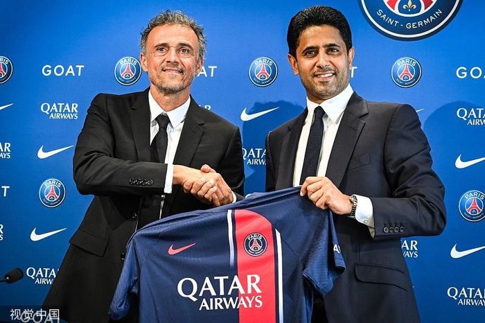 恩里克（左）从大巴黎主席纳赛尔手中接过球衣。