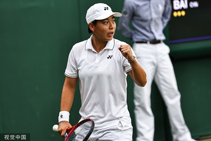 白卓璇庆祝胜利。