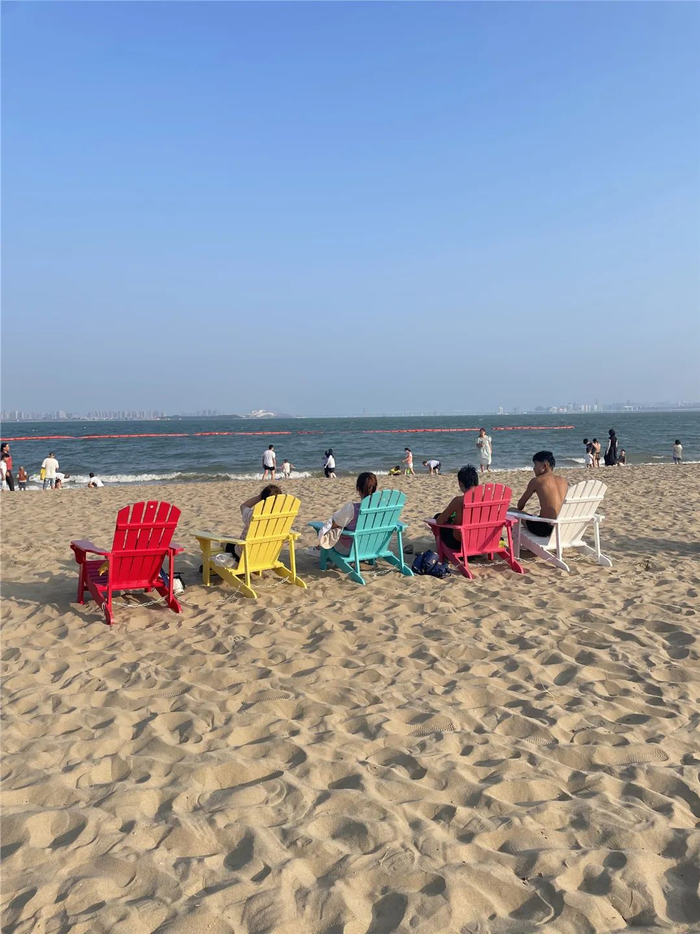 发起话题和老友记沙滩。（图片由受访单位提供）