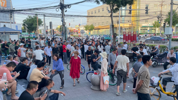 凌晨4点20分,在马驹桥商业街旁的银行门口,刚刚结束12个小时快递装卸