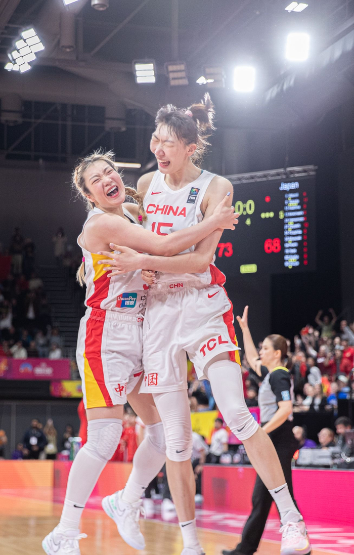 中国女篮两大核心李梦（左）和韩旭庆祝亚洲杯夺冠。  图/新华社