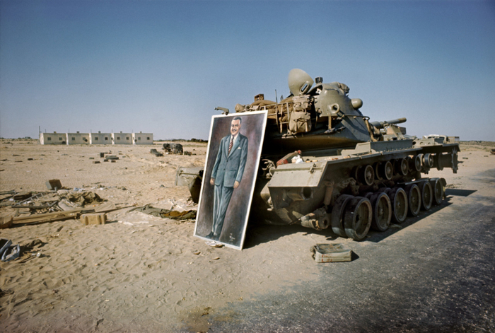 六日战争期间，埃及总统纳赛尔的肖像靠在一辆被摧毁的埃及坦克上