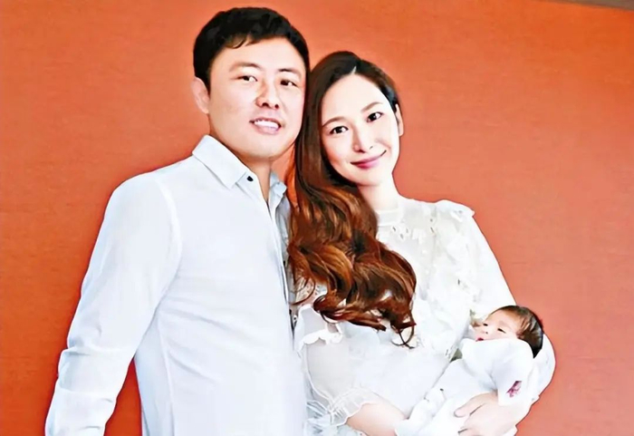 吴佩慈被当街追债成老千,男友欠1亿失联,4娃恐受牵连|吴佩慈|老千