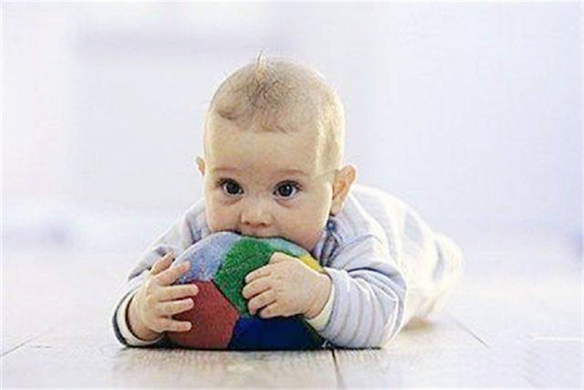 如果在宝宝的口欲期,这种吃手,啃咬东西等来自口腔的欲望不能被满足时