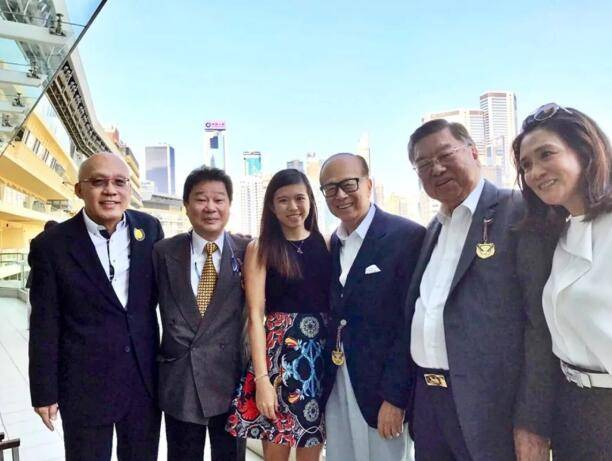 李思德（左三）陪同祖父参加在香港马场举办的聚会/图源：香港文汇报