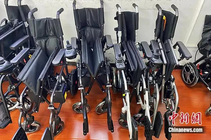 一家轮椅销售店内，不同品牌的电动轮椅琳琅满目。中新财经 葛成 摄