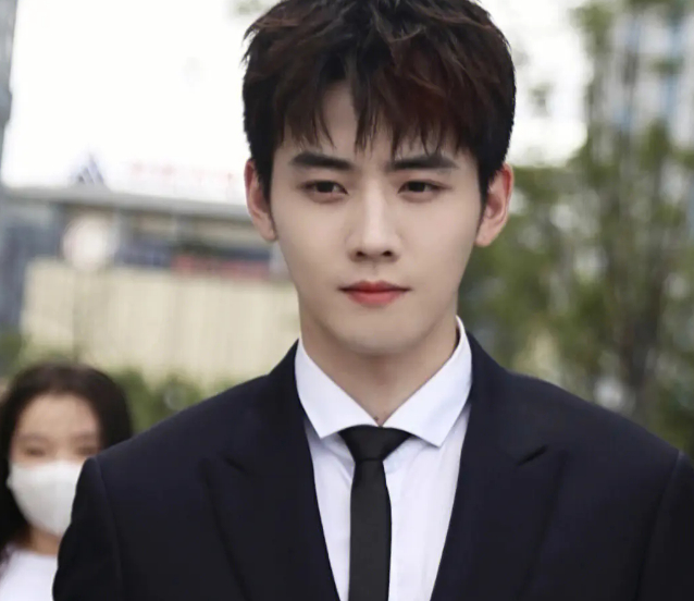 任豪嫌弃唐嫣?黄轩结婚了?杨超越资源降级?__财经头条