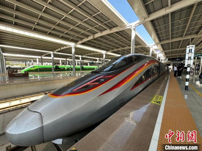 探访新型复兴号动车组列车:体验"智能"与"速度"__财经头条