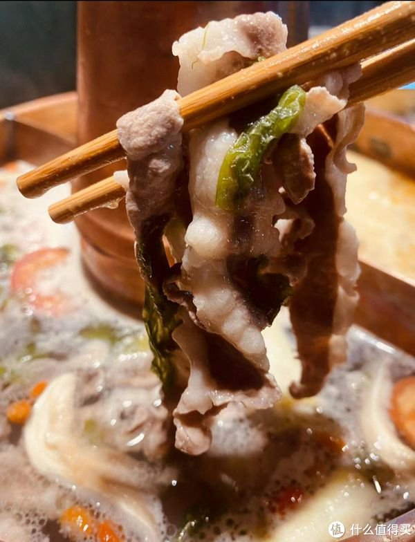 澳洲肥牛卷,醮着秘汁料碗,有点像潮汕火锅!