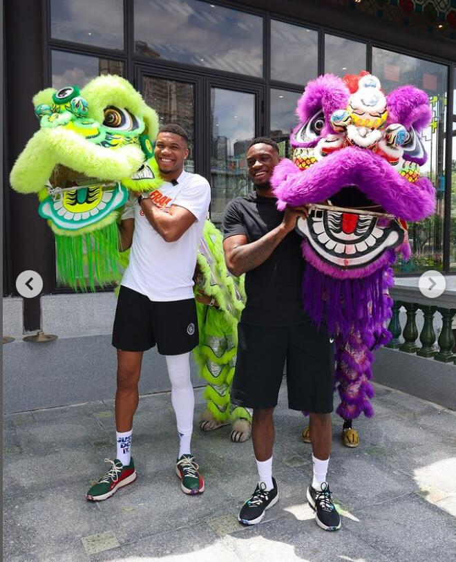 字母哥带着3位兄弟以及母亲一起抵达广州,他在社交