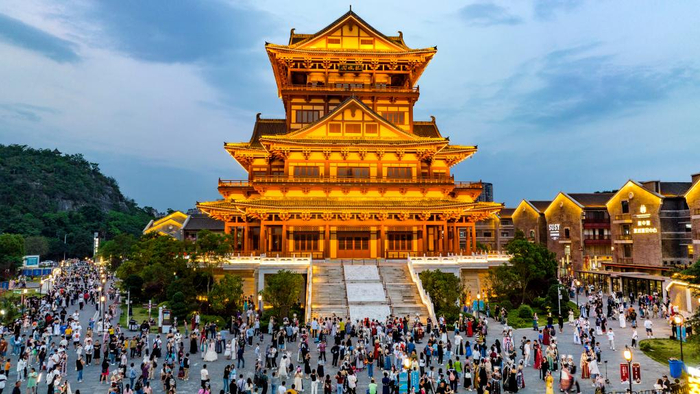 故宫等热门景点;在西安,兵马俑,陕西历史博物馆等景区一票难求;在重庆